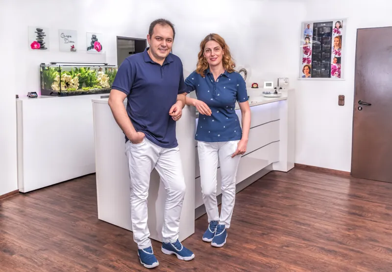 Doctor-medic stom. (RO) Radu und Doctor-medic stom. (RO) Lorelai Hotinceanu am Empfang der Praxis in Waldniel
