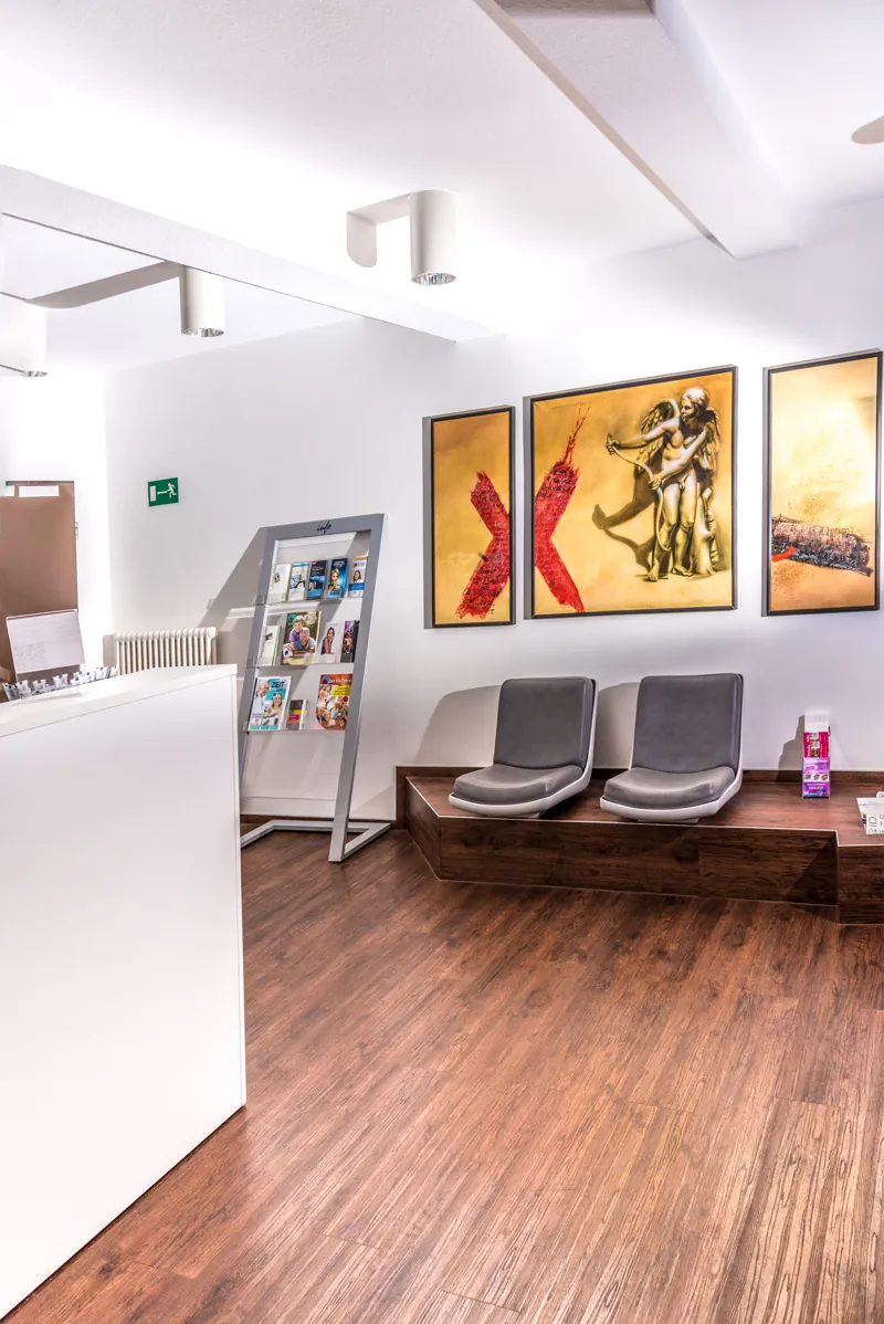 Wartebereich mit moderner Kunst