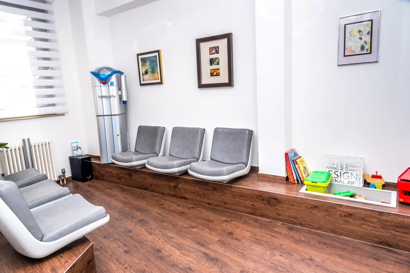 Helles Wartezimmer mit Spielecke